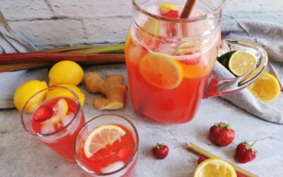 Limonade à la fraise et à la rhubarbe